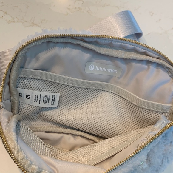 NWT LuLuLemon Everywhere Belt Bag Creme Fleece in Creme color - Picture 6 of 9